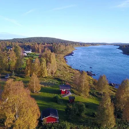 Riverside Beneath The Northern Lights * 佩洛